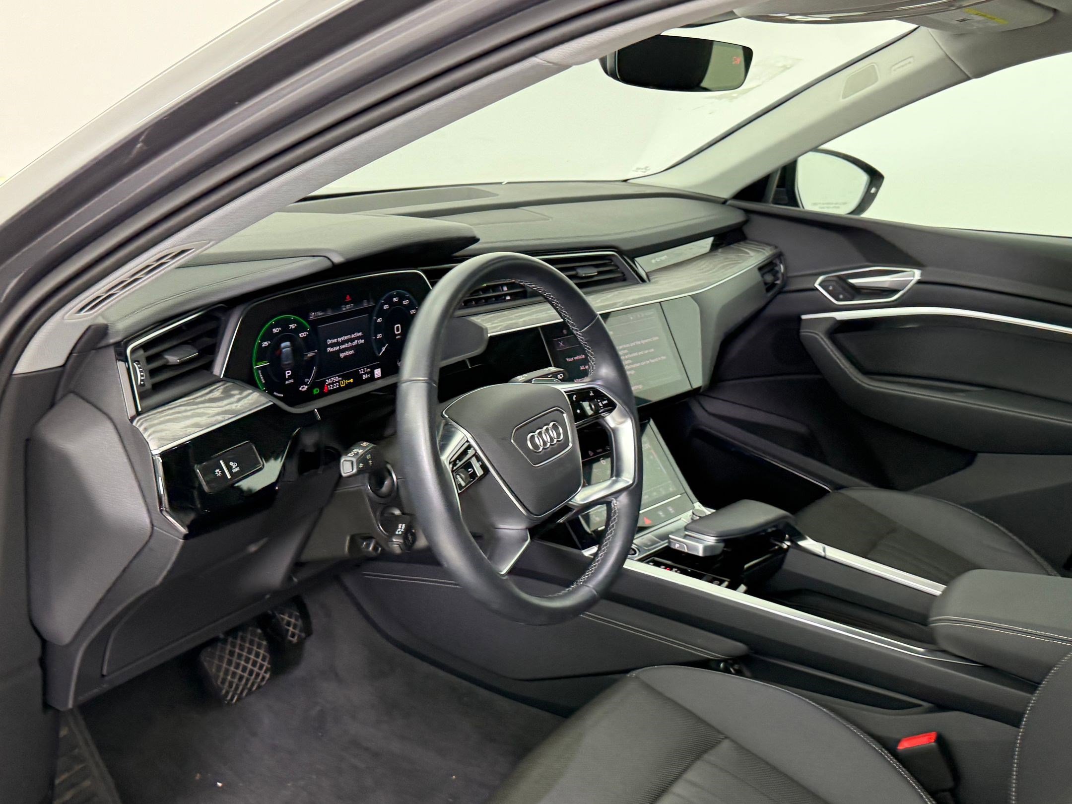 2022 Audi e-tron Premium Plus photo 2