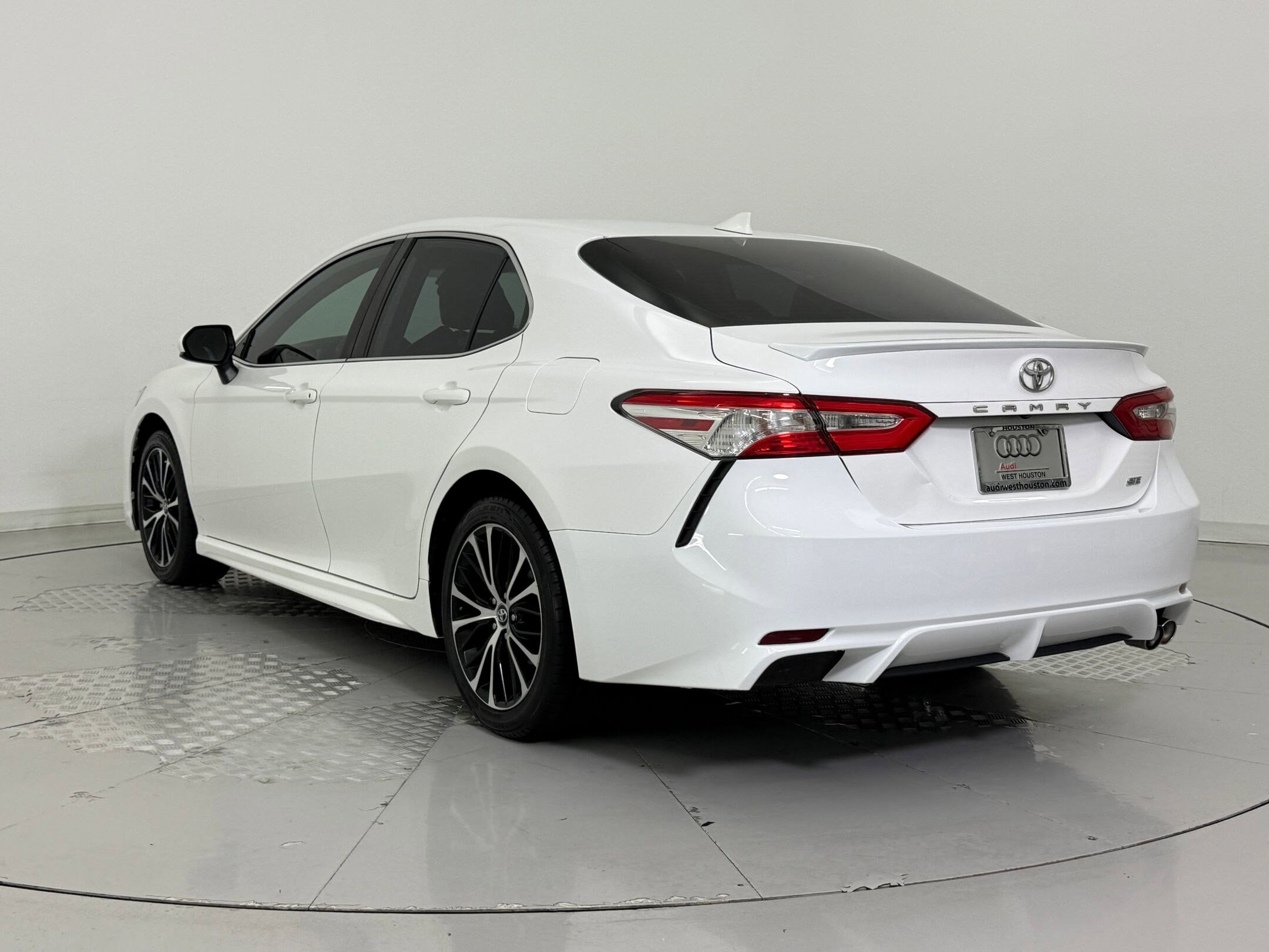 2020 Toyota Camry SE photo 3
