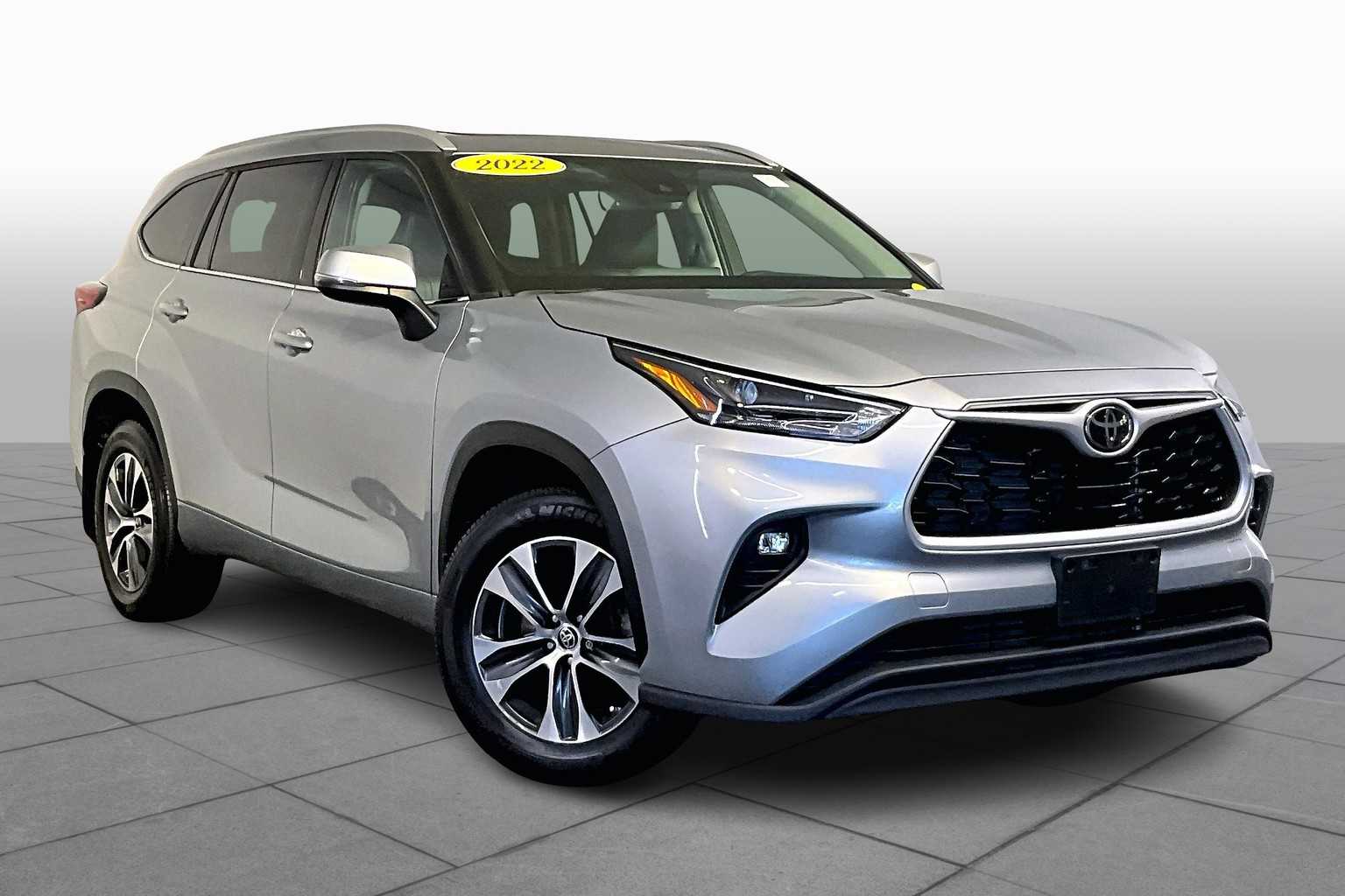 Used 2022 Toyota Highlander XLE with VIN 5TDHZRBH9NS234500 for sale in Westwood, MA