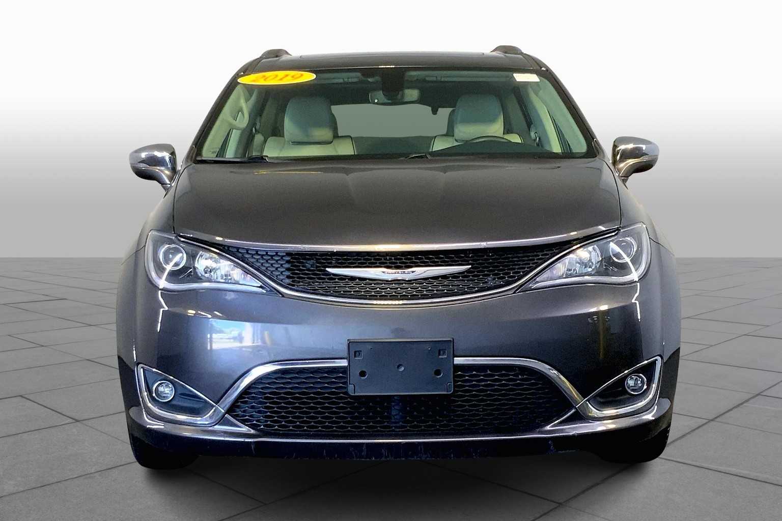 2019 Chrysler Pacifica Limited photo 3