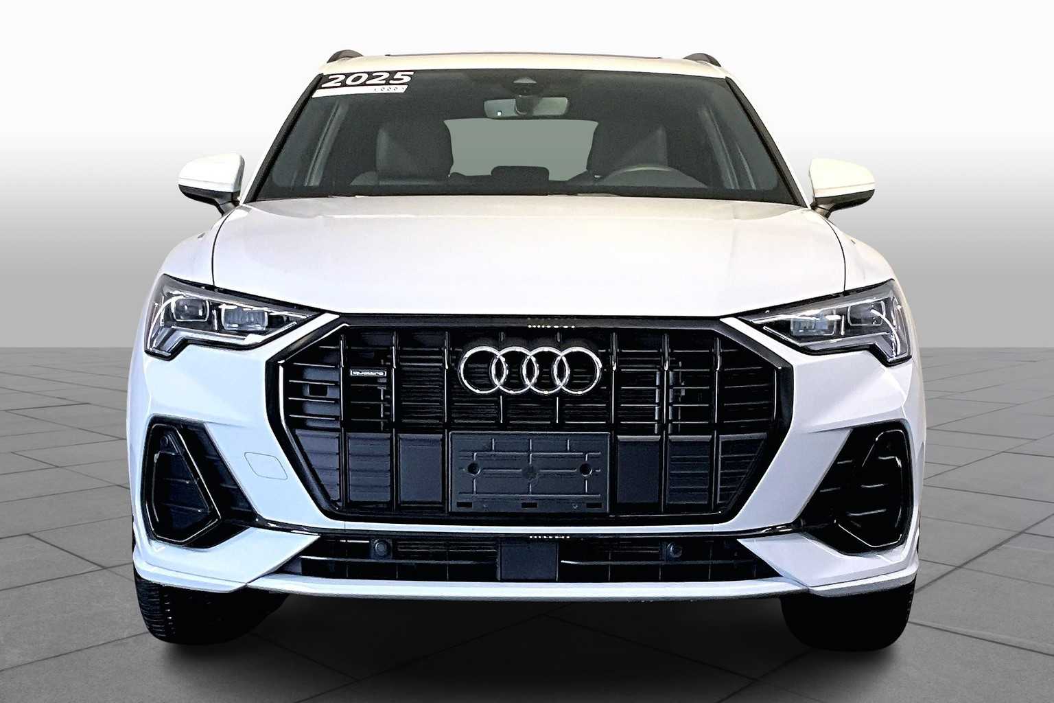 2025 Audi Q3 45 TFSI S line Premium photo 3