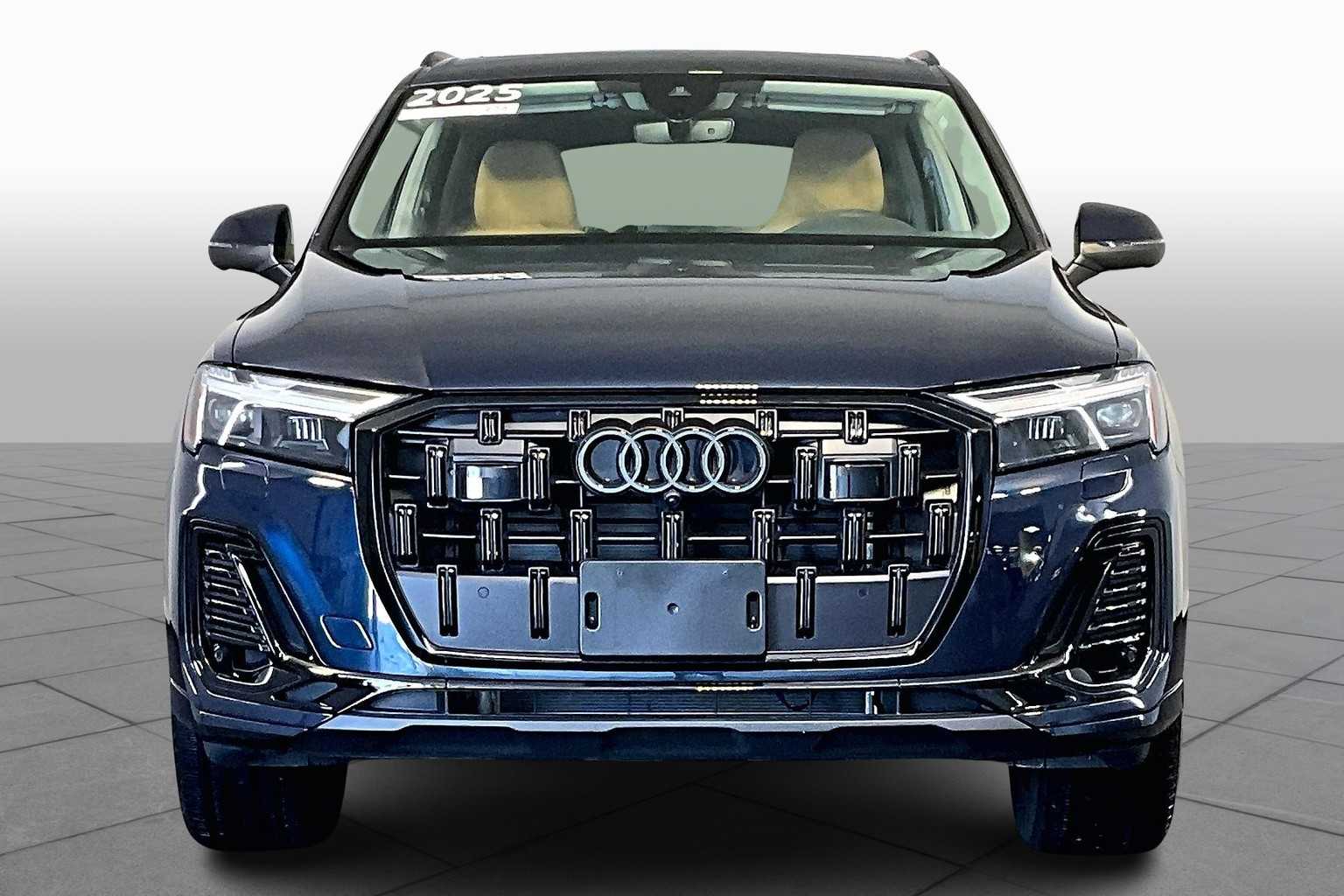 2025 Audi Q7 45 Premium Plus photo 3