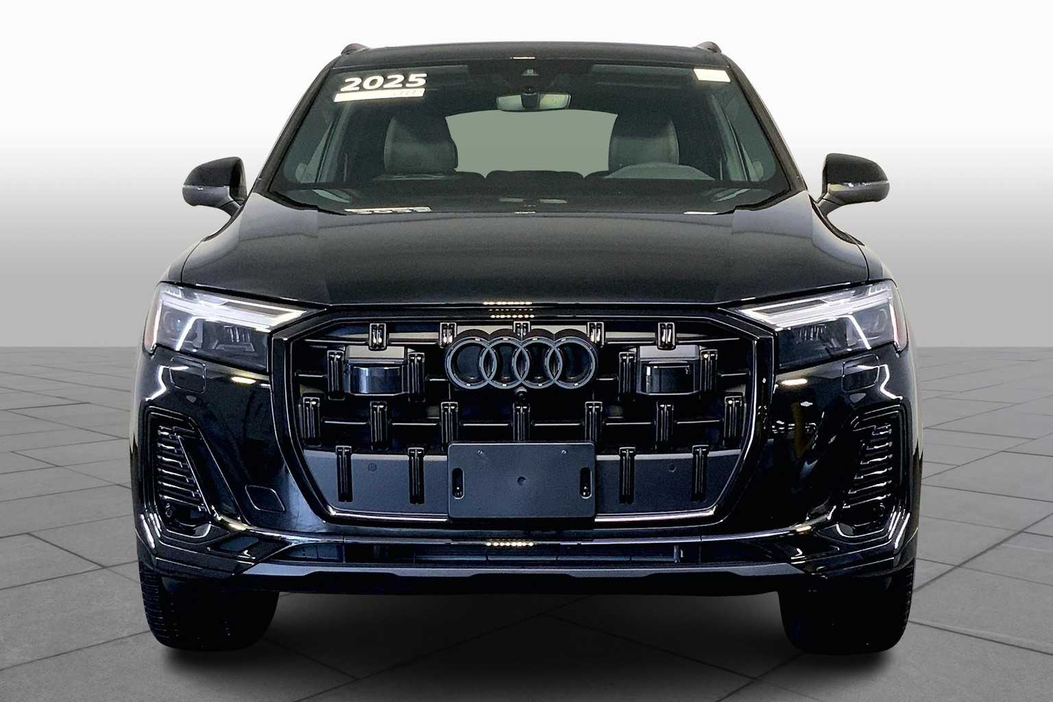 2025 Audi Q7 45 Premium Plus photo 3