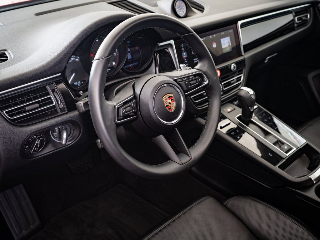 2025 Porsche Macan T photo 4