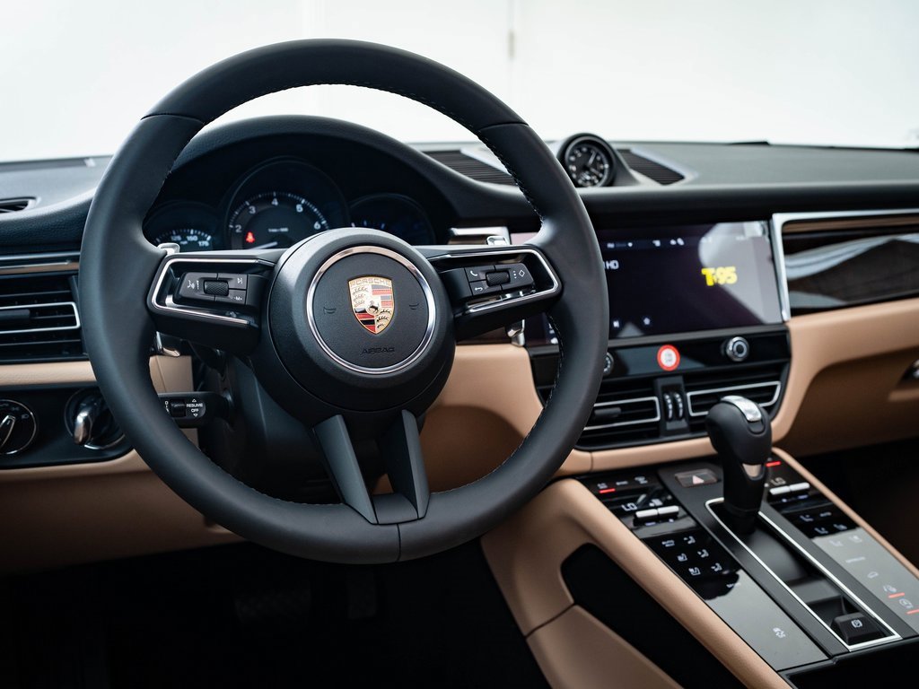 2025 Porsche Macan T photo 4