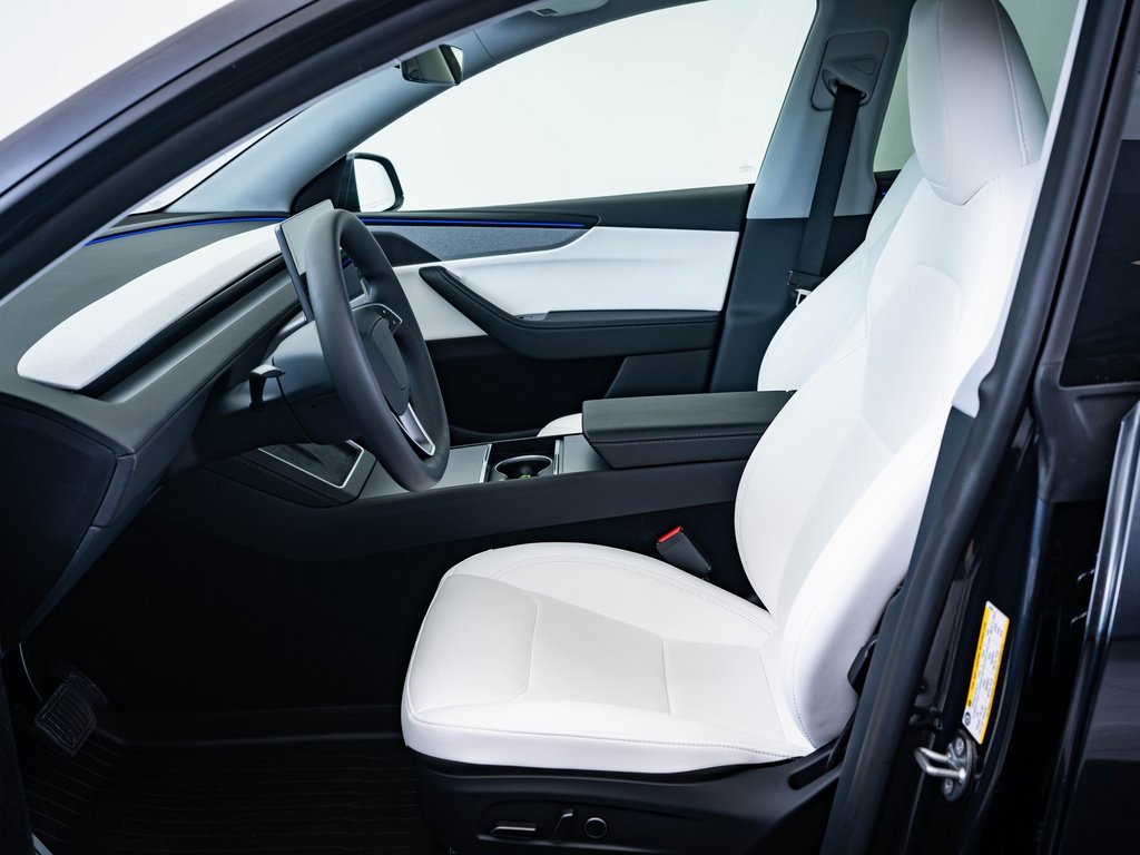 2026 Tesla Model Y Long Range photo 4
