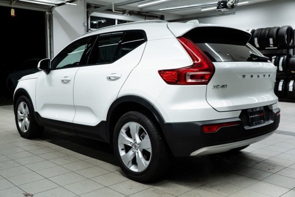 Used 2021 Volvo XC40 Momentum SUV