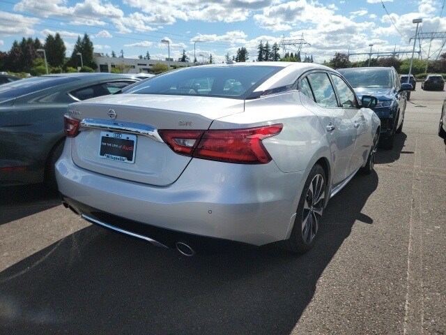 2017 Nissan Maxima SR photo 2