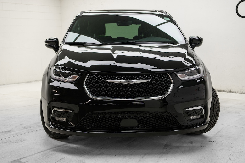 Used 2025 Chrysler Select | Leather | Adaptive Cruise | Brand New Van Passenger Van