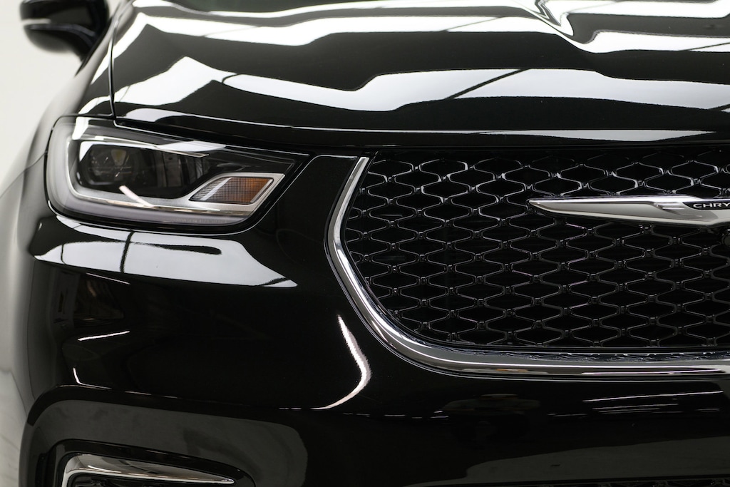 Used 2025 Chrysler Select | Leather | Adaptive Cruise | Brand New Van Passenger Van