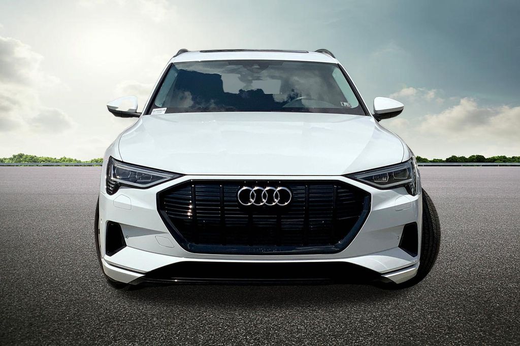 2022 Audi e-tron Premium photo 3