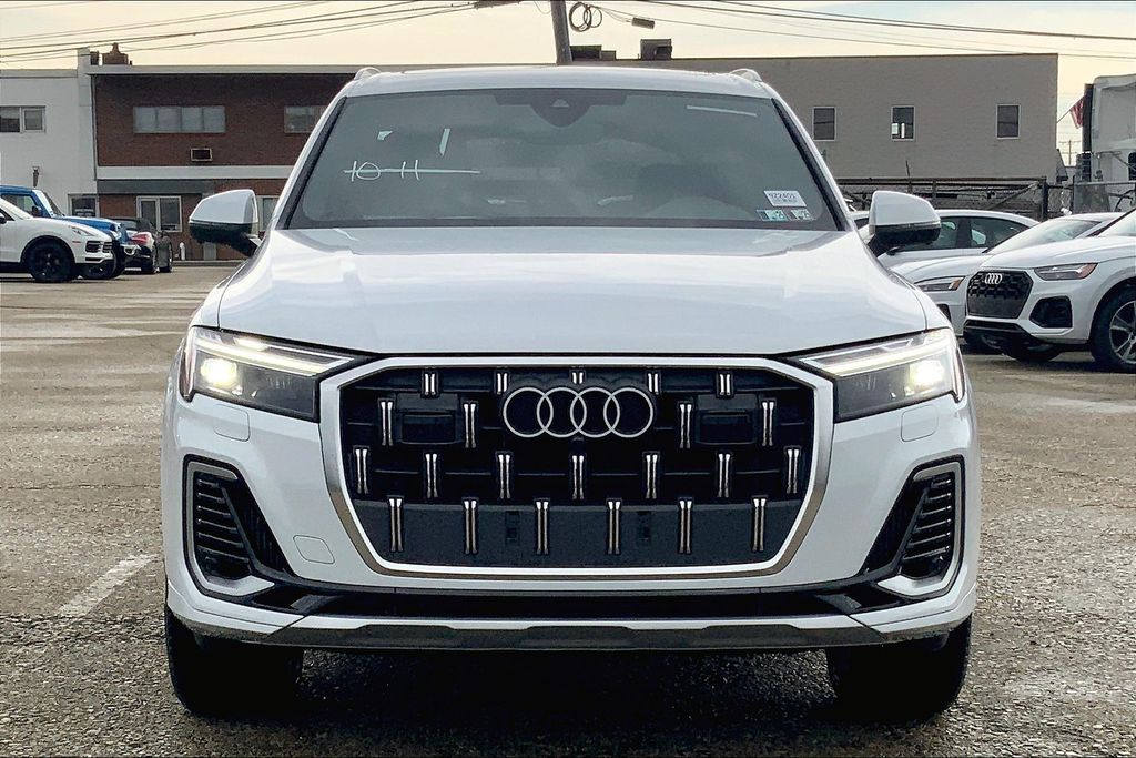 2025 Audi Q7 55 Premium Plus photo 3