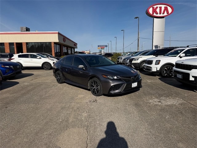 2023 Toyota Camry SE's photo