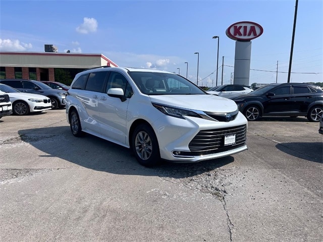 2022 Toyota Sienna XLE's photo