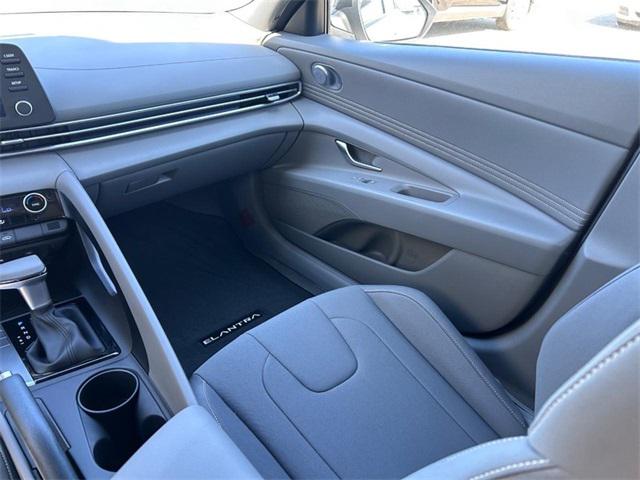 2025 Hyundai Elantra SEL - Photo 15