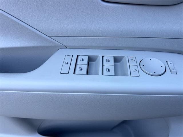 2025 Hyundai Kona SEL - Photo 16