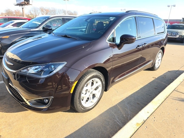 2017 Chrysler Pacifica Touring-L's photo