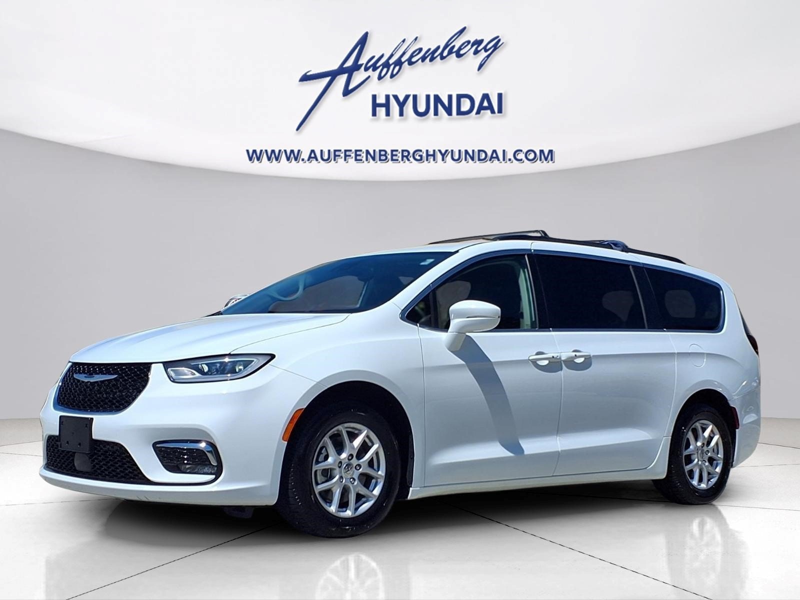 2022 Chrysler Pacifica Touring L's photo