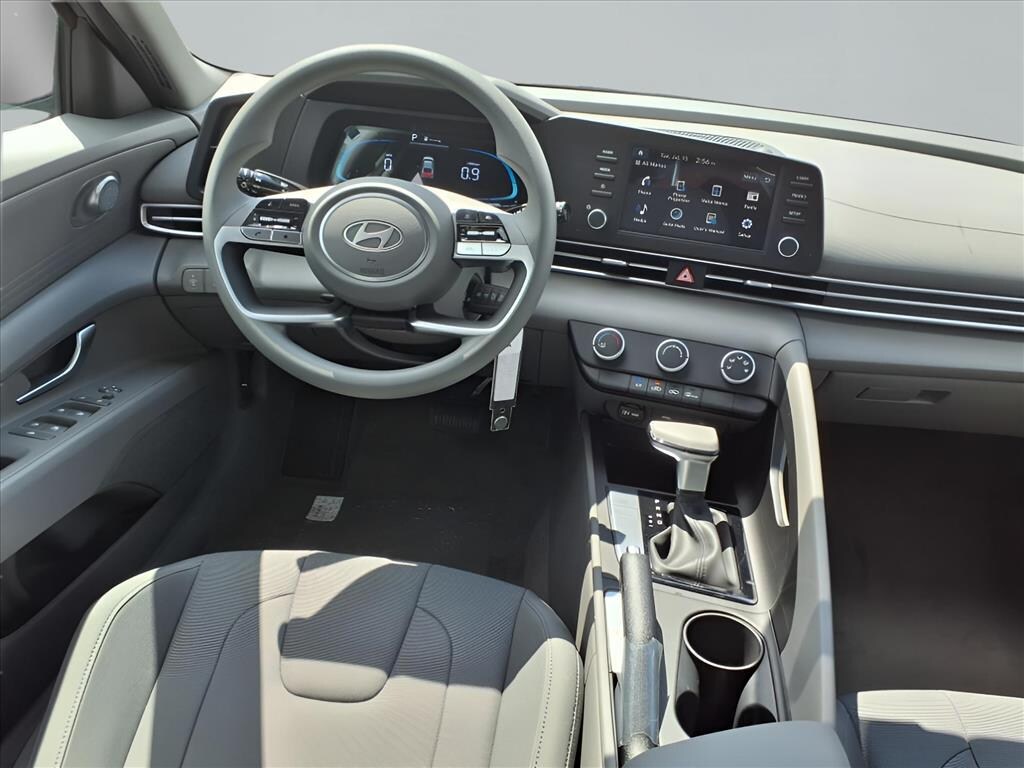 New 2025 Hyundai Elantra SE Sedan