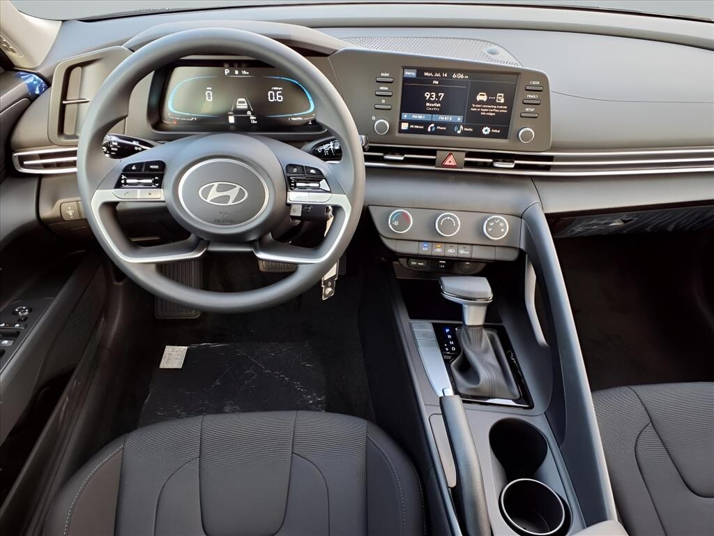 New 2025 Hyundai Elantra SE Sedan