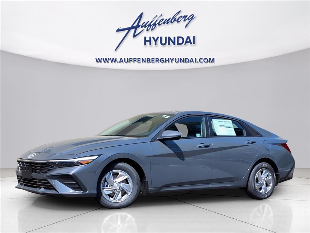 2025 Hyundai Elantra SE's photo