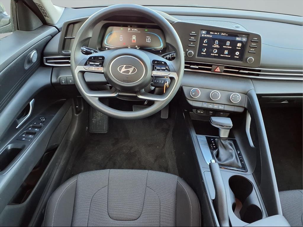 New 2025 Hyundai Elantra SE Sedan