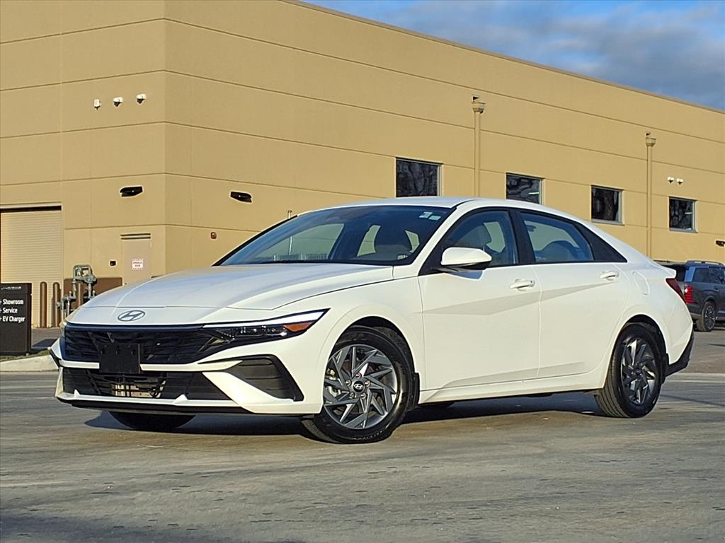 2024 Hyundai Elantra Blue's photo