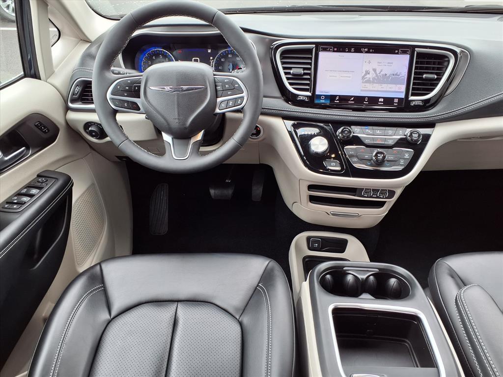 2023 Chrysler Pacifica Touring L photo 2