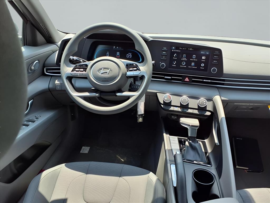 New 2025 Hyundai Elantra SE Sedan