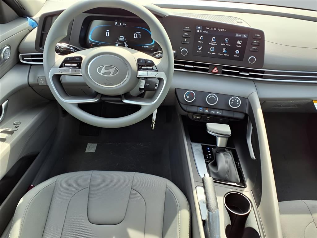 New 2025 Hyundai Elantra SE Sedan