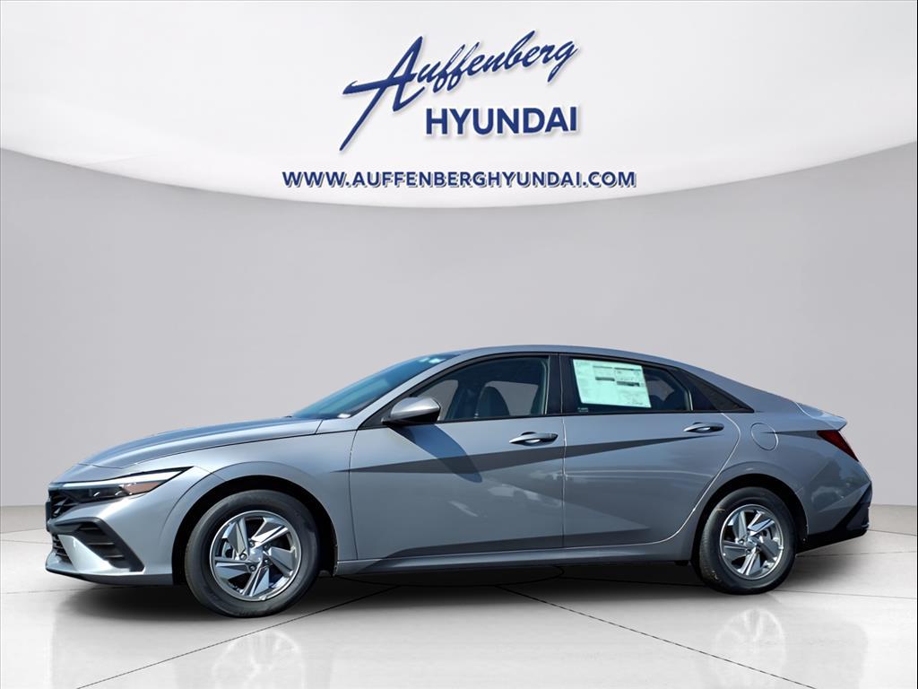 2025 Hyundai Elantra SE's photo