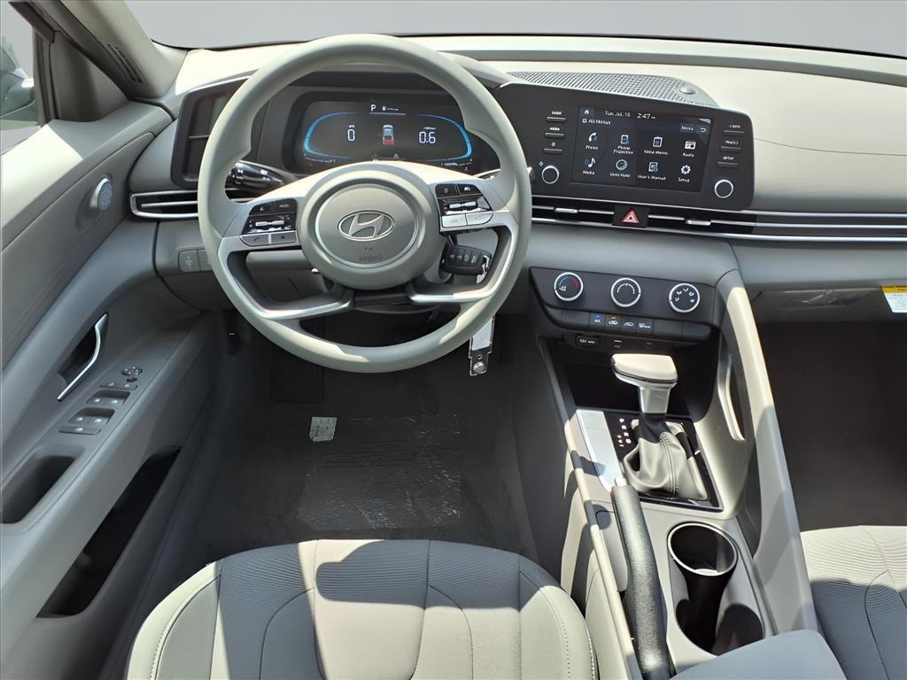New 2025 Hyundai Elantra SE Sedan