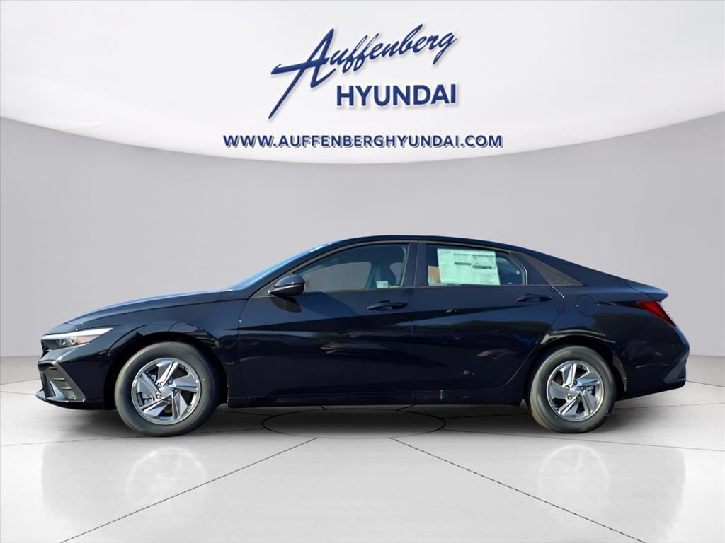 2025 Hyundai Elantra SE's photo