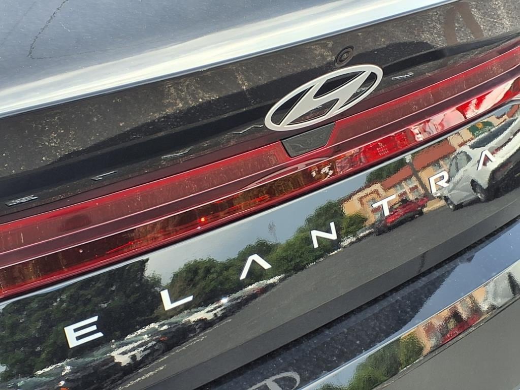 New 2025 Hyundai Elantra SE Sedan