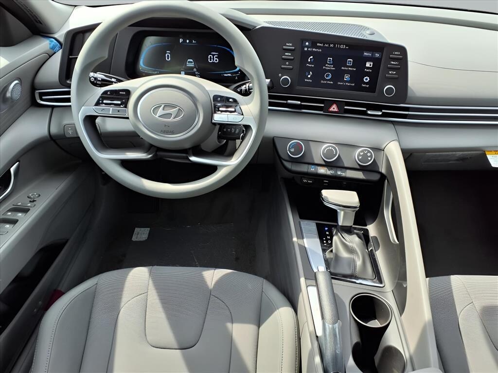 New 2025 Hyundai Elantra SE Sedan