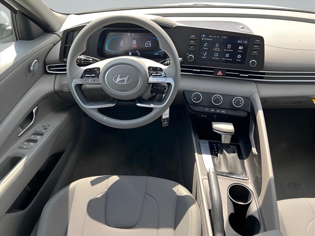New 2025 Hyundai Elantra SE Sedan