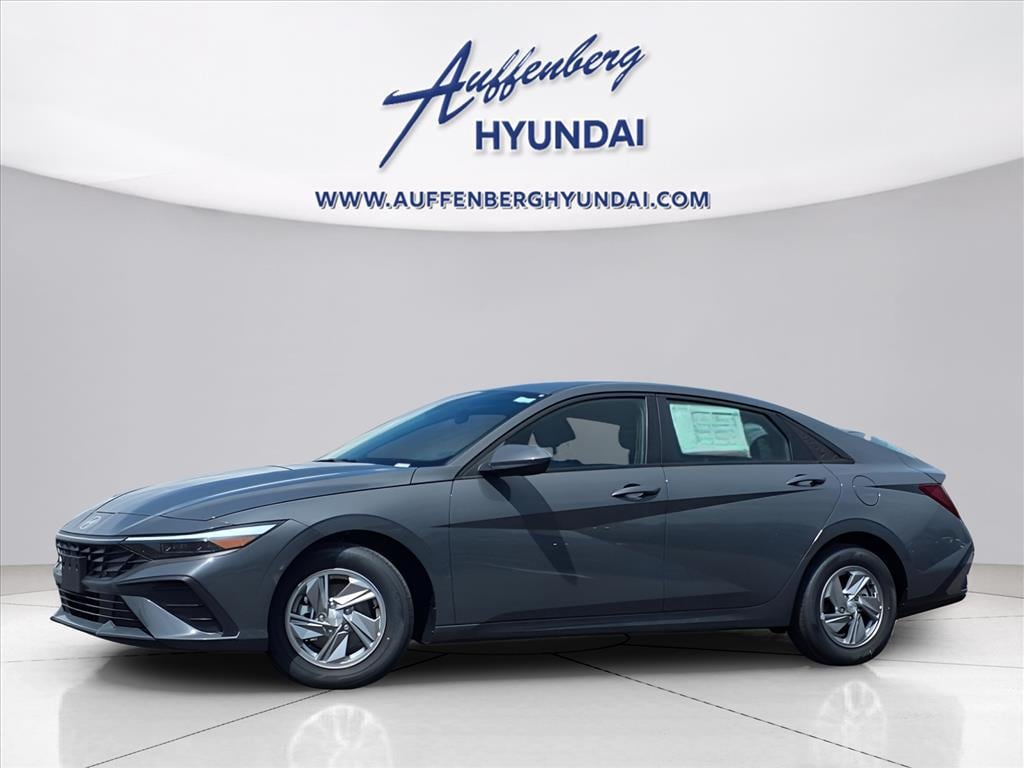 2025 Hyundai Elantra SE's photo