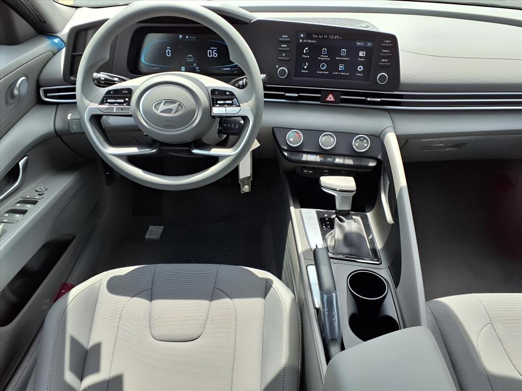 New 2025 Hyundai Elantra SE Sedan