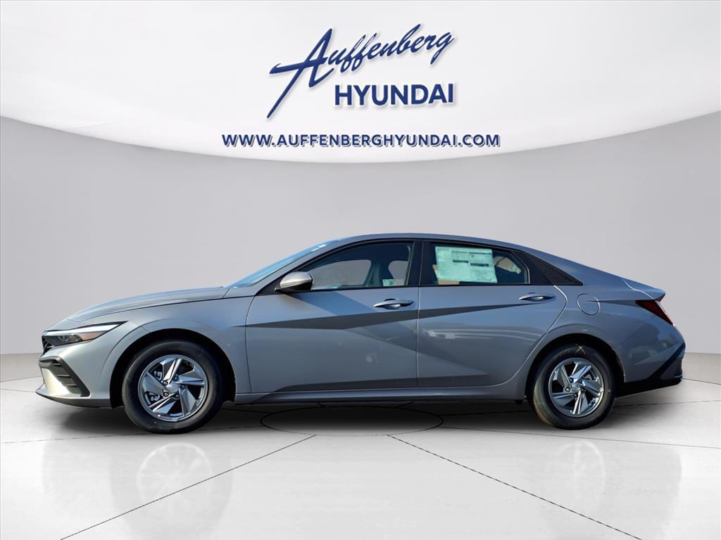 2025 Hyundai Elantra SE's photo