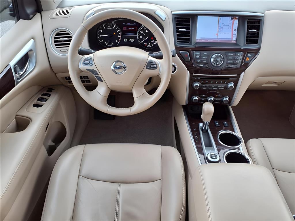 2015 Nissan Pathfinder SL photo 2