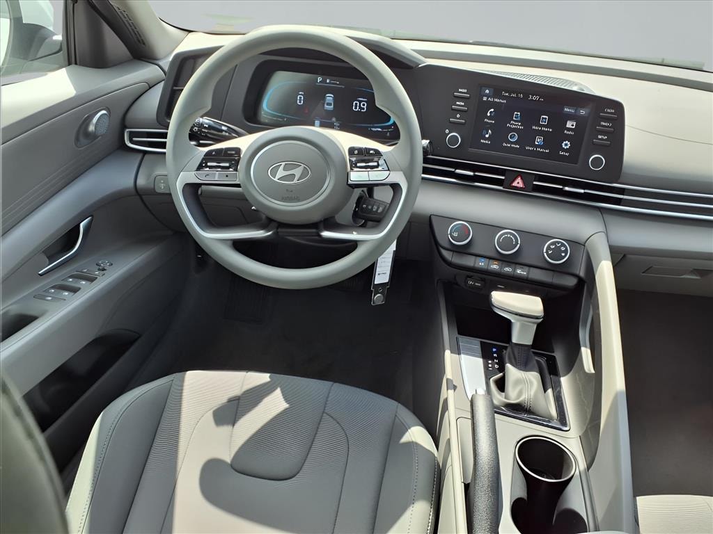 New 2025 Hyundai Elantra SE Sedan