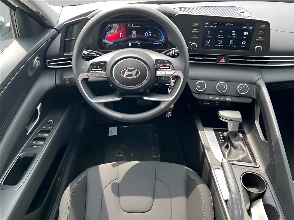 New 2025 Hyundai Elantra SE Sedan