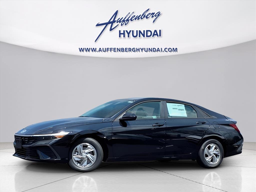 2025 Hyundai Elantra SE's photo