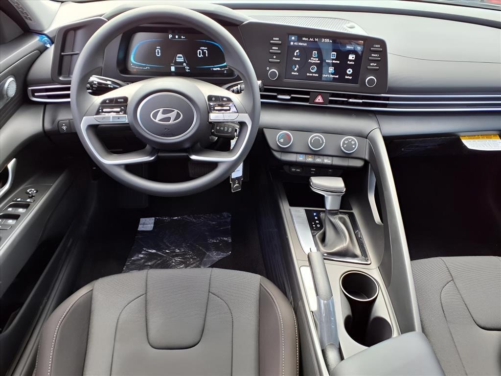 New 2025 Hyundai Elantra SE Sedan