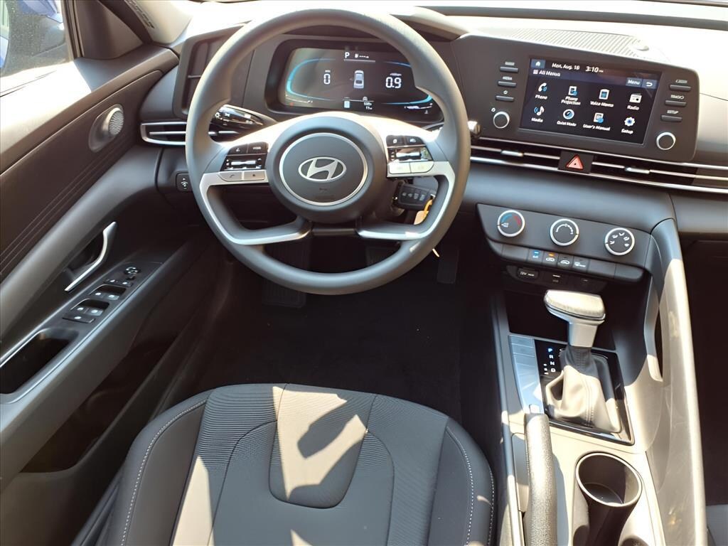 New 2025 Hyundai Elantra SE Sedan