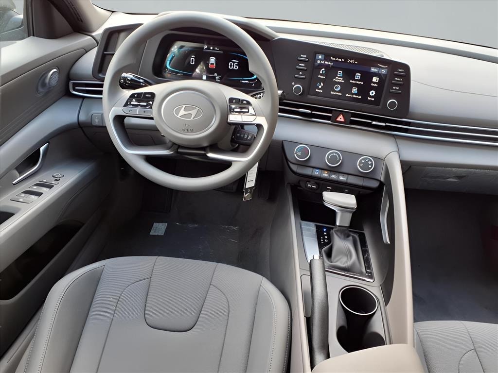 New 2025 Hyundai Elantra SE Sedan