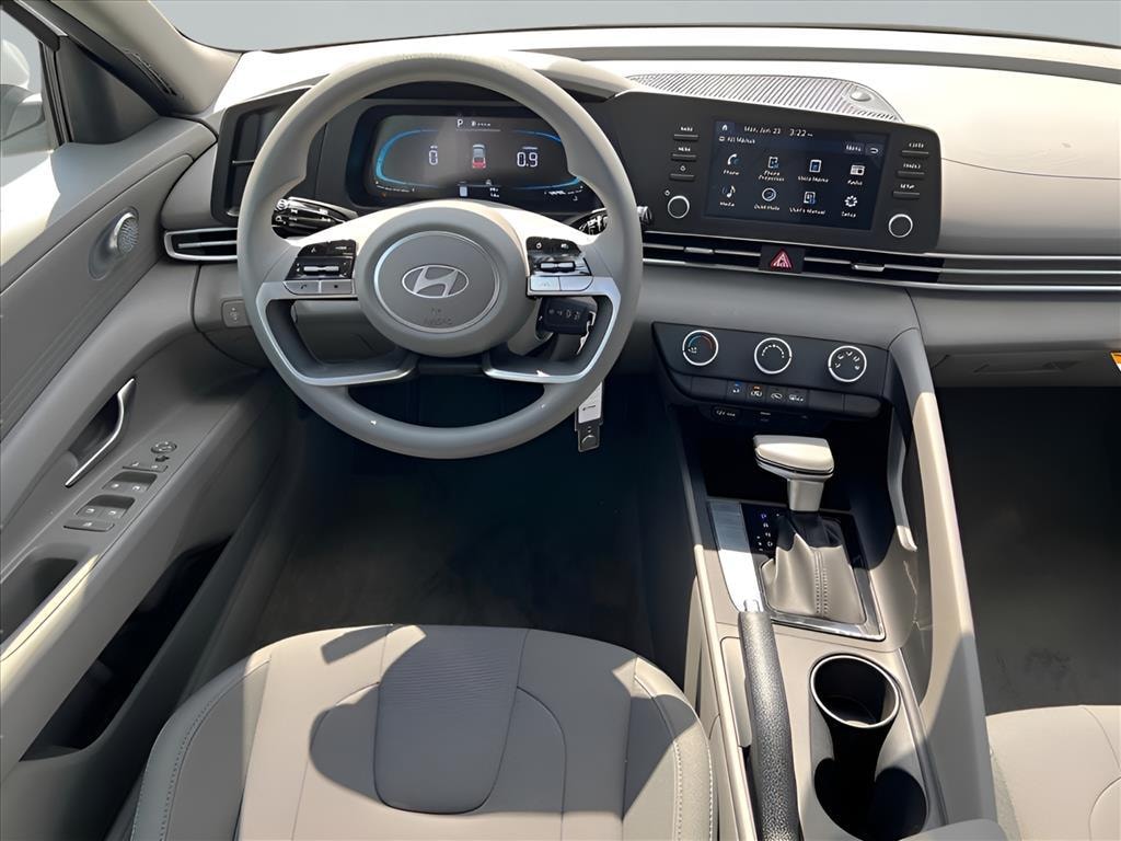 New 2025 Hyundai Elantra SE Sedan
