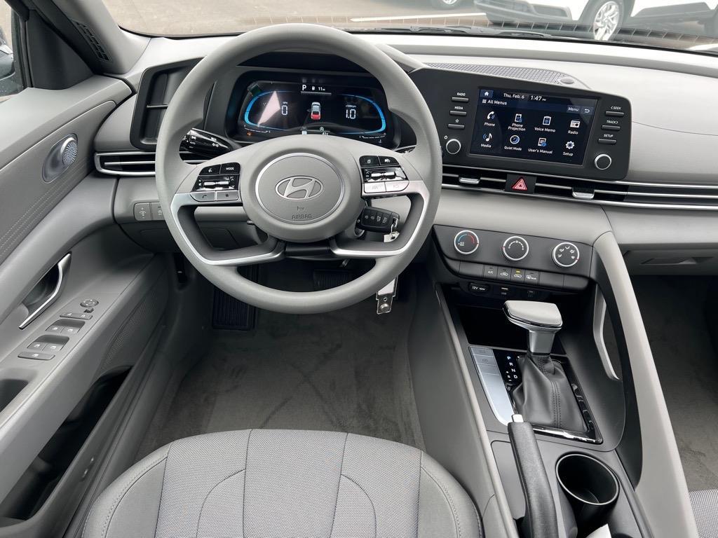 2025 Hyundai Elantra SE photo 2