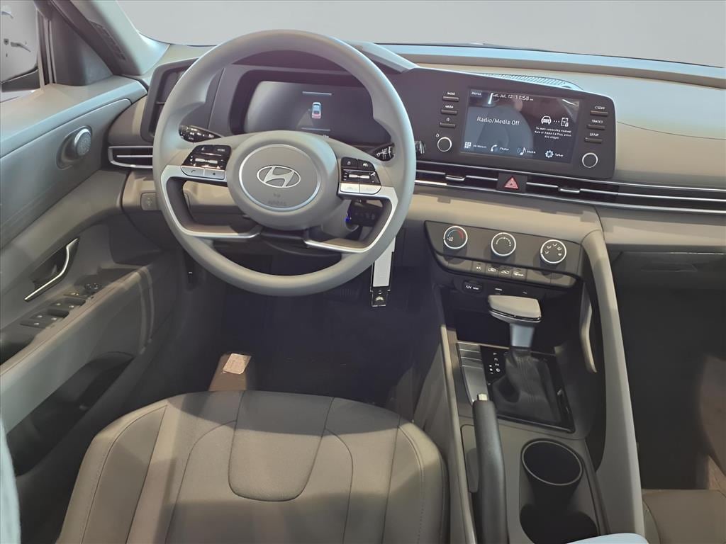 New 2025 Hyundai Elantra SE Sedan