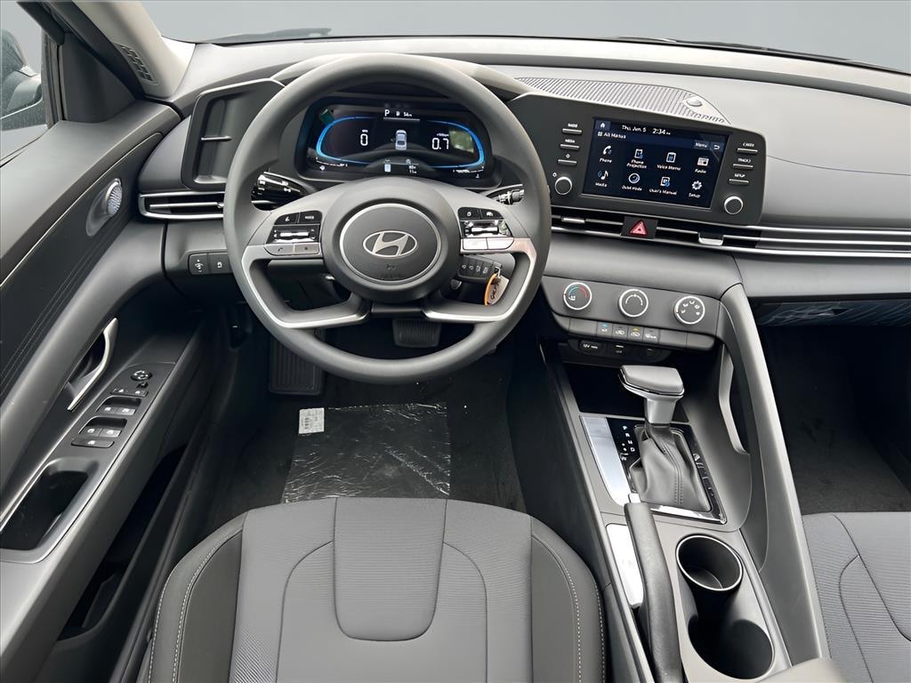 New 2025 Hyundai Elantra SE Sedan